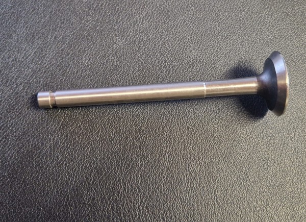 Valvola di scarico (26 x 7 x 95,3 mm) Fiat 850 Special, 850 Sport (scanalatura quadrata per i supporti delle valvole)