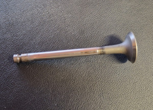 Auslassventil (26 x 7 x 95,3 mm) Fiat 850 Special, 850 Sport (runde Nut für Ventilkeile)