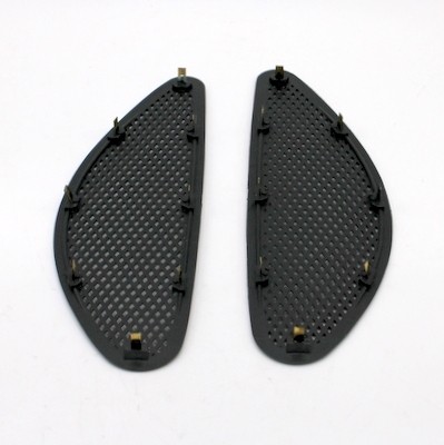 Coppia di griglie sotto i fari della Fiat 850 Sport Spider